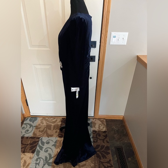 New R&M Richards blue long velvet V neck ruched poly/spandex dress. Size 14 - Picture 7 of 16